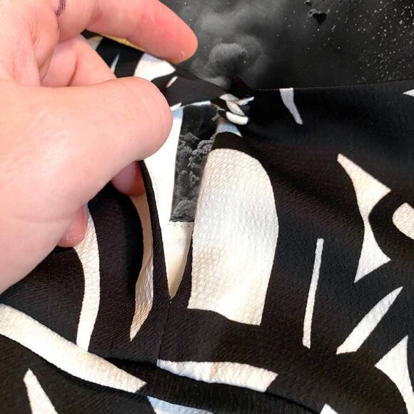 J. Crew 365 Abstract Black & White Cropped Faux Silk Blouse Size 4 - Picture 7 of 10